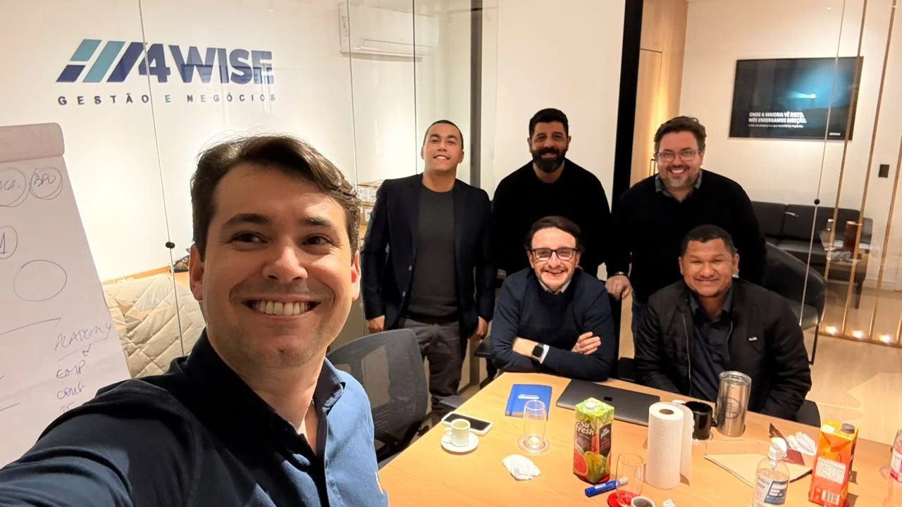 Encontro presencial do Apolo na sala de reunião da 4Wise Gestão e Negócios, com o time reunido em volta da mesa